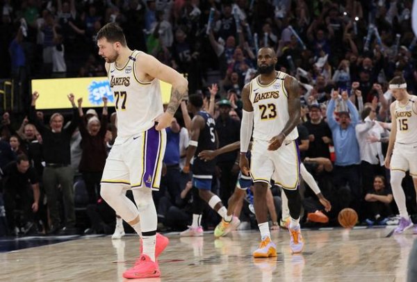 乐红网 斯玛特: 东契奇的真诚让我动容 能和东皇2位传奇并肩作战太棒了