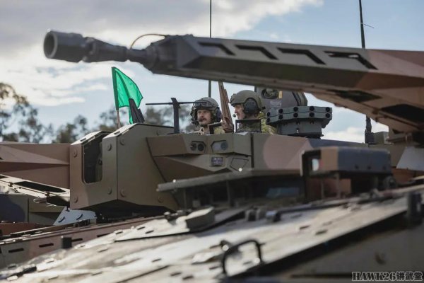 雅休配资 澳大利亚“拳师犬”战斗侦察车实弹训练 后勤人员检修机炮很少见