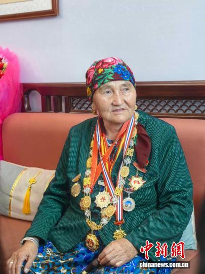 邦乾配倍 （砥砺奋进七十载 天山南北谱华章）布茹玛汗·毛勒朵：护边60余载 在“西极”刻“中国石”